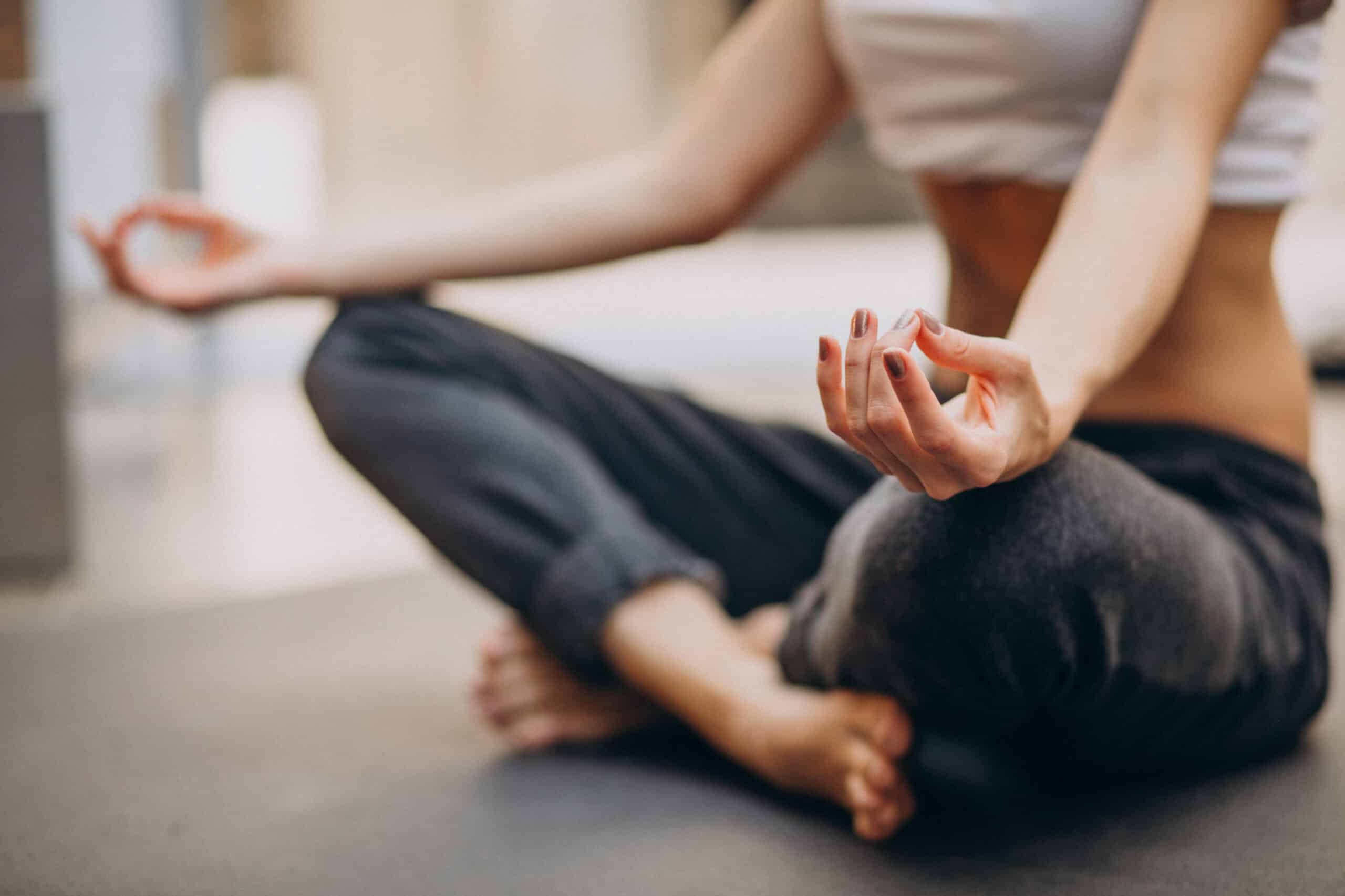 3 exercices simples de yoga thérapeutique pour libérer les tensions du quotidien 3 exercices simples de yoga thérapeutique pour libérer les tensions du quotidien